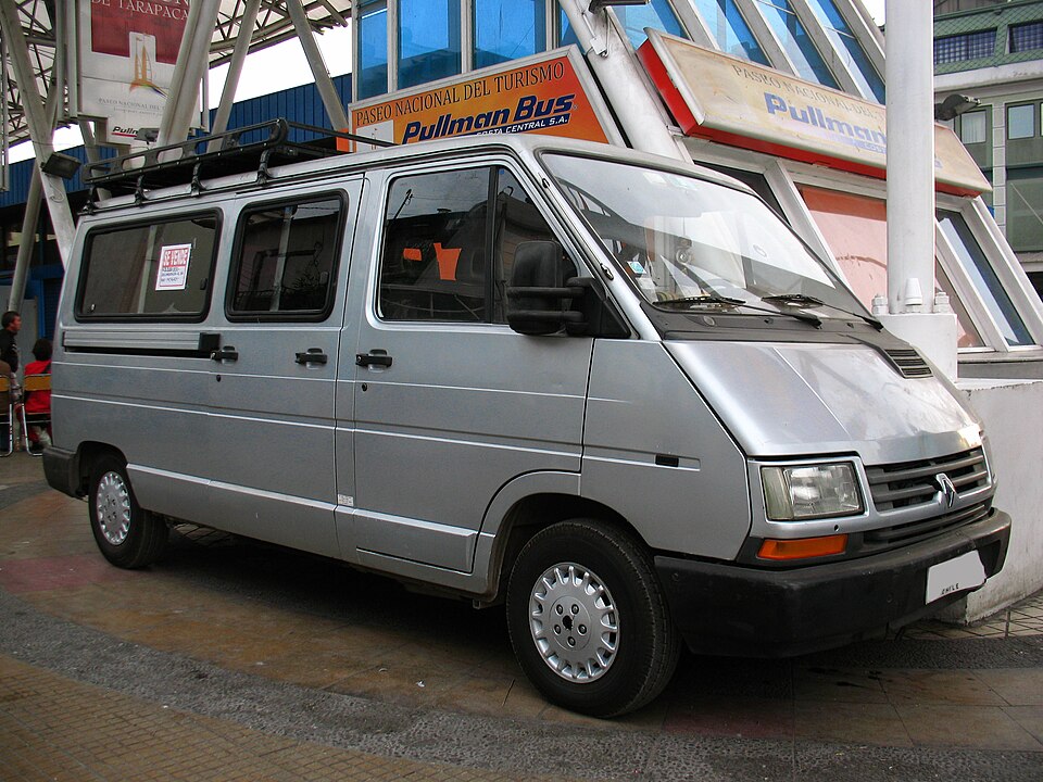 Renault Trafic Furgão Chassi Longo 2.2