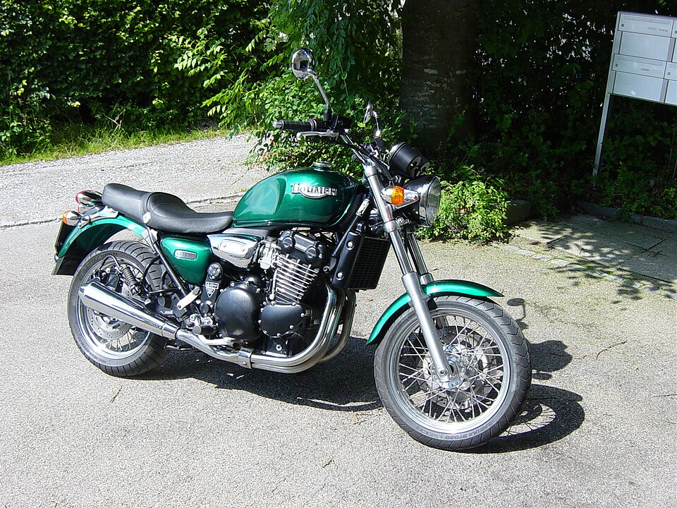 TRIUMPH LEGEND 900