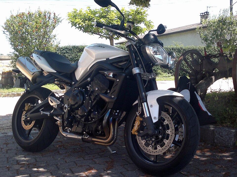 TRIUMPH STREET TRIPLE 675