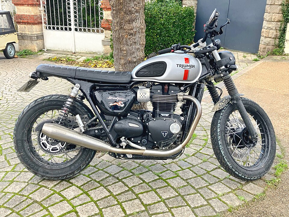 TRIUMPH STREET  TWIN 900cc