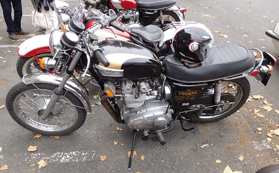 TRIUMPH TRIDENT 900