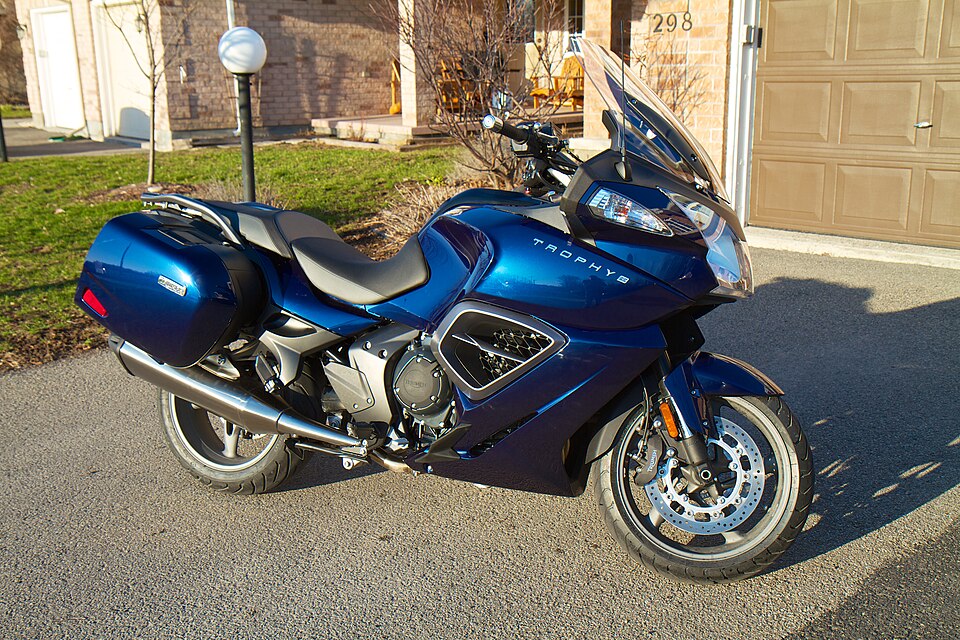 TRIUMPH TROPHY SE 1200