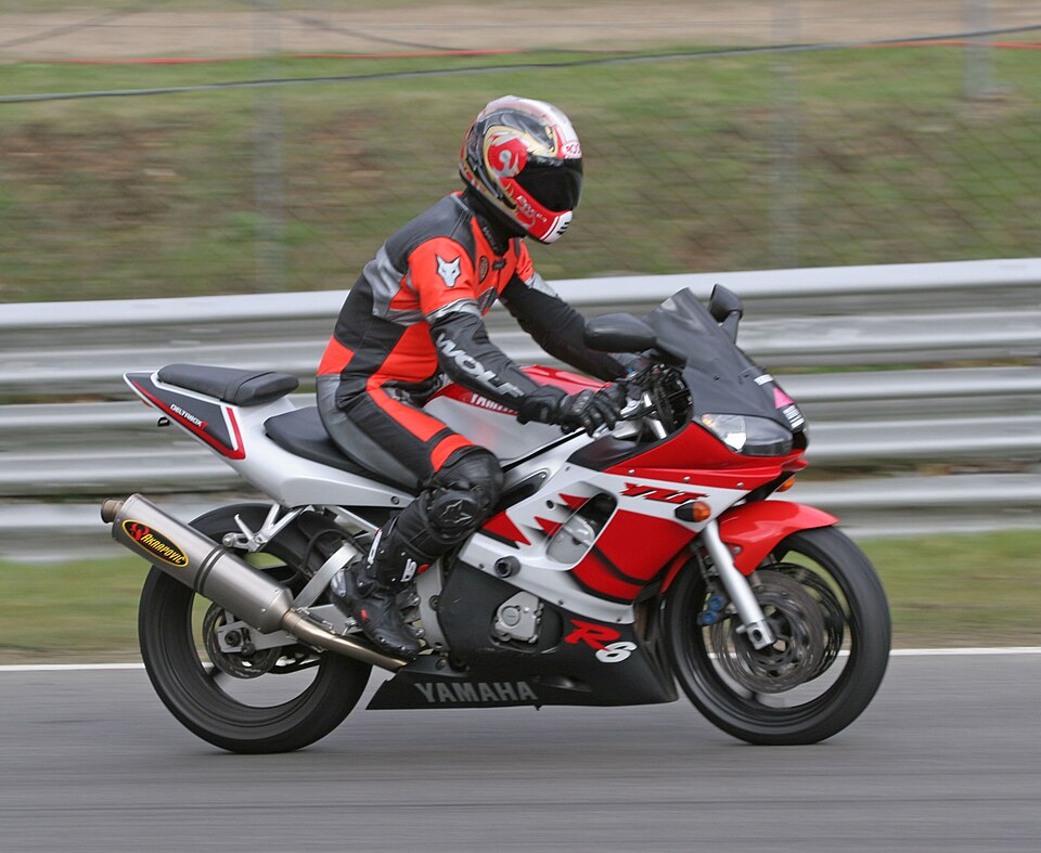 YAMAHA YZF R-6 600